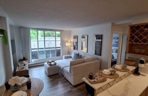 Lower Mount Royal Condo | Chic Apt Near Stampede