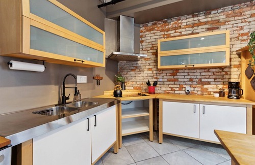 Norris Square Apartment | Chic Artist Flat on Fun Brewery & Restaurant Strip
