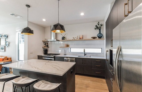 Holly House | Chic Austin Getaway – Brand New w/Rooftop Patio!