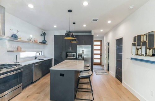 Holly House | Chic Austin Getaway – Brand New w/Rooftop Patio!