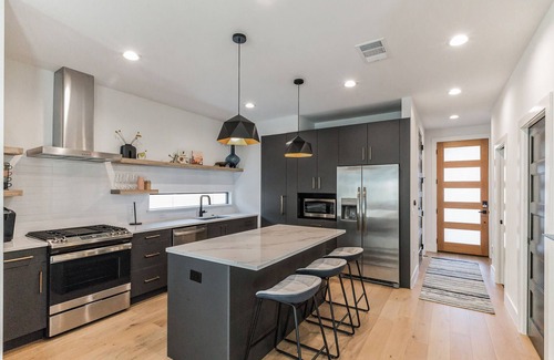 Holly House | Chic Austin Getaway – Brand New w/Rooftop Patio!