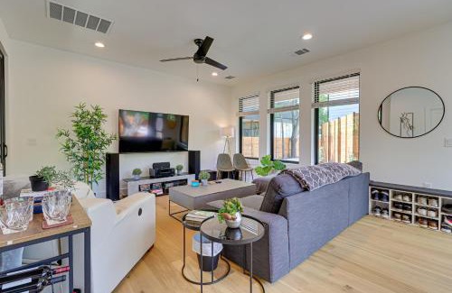South Manchaca House | Chic Austin House with Spacious Backyard and Hammock