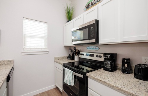 Corpus Christi House | Chic Beach Escape: Resort Living, Private Outdoor Space, Short Walk to Beach
