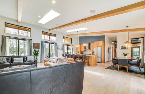 Bellaire House | Chic Bellaire Home w/Outdoor Kitchen on Clam Lake