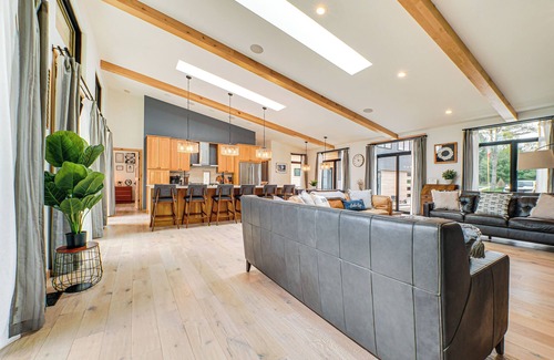 Bellaire House | Chic Bellaire Home w/Outdoor Kitchen on Clam Lake