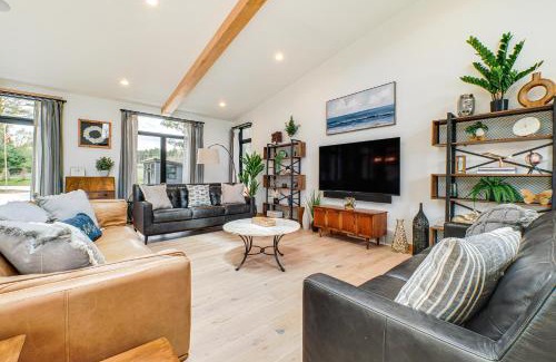 Bellaire House | Chic Bellaire Home with Outdoor Kitchen on Clam Lake