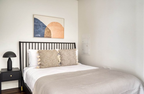 Wilburton Apartment | Chic Bellevue Studio w/ Gym & W/D, near Spring District, by Blueground