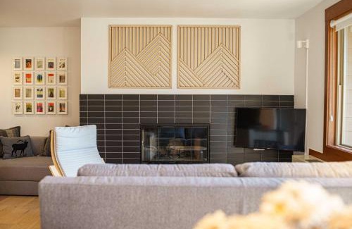 Bend Apartment | Chic Bend Condo with Fireplace and Forest Views!