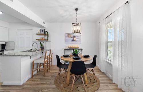 Berryville House | Chic Berryville Home - In Town - Day Trip to Eureka Springs & Bransonn