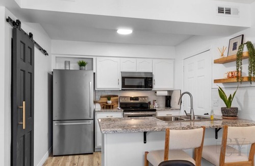 Berryville House | Chic Berryville Home - In Town - Day Trip to Eureka Springs & Bransonn