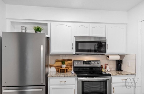 Berryville House | Chic Berryville Home - In Town - Day Trip to Eureka Springs & Bransonn