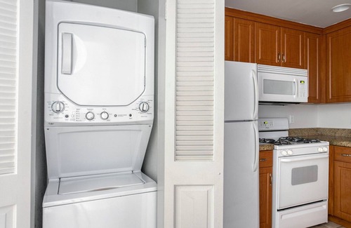 Beverly Grove Apartment | Chic Beverly Hills 1BR w/Gym, nr Groceries & Shopping, by Blueground