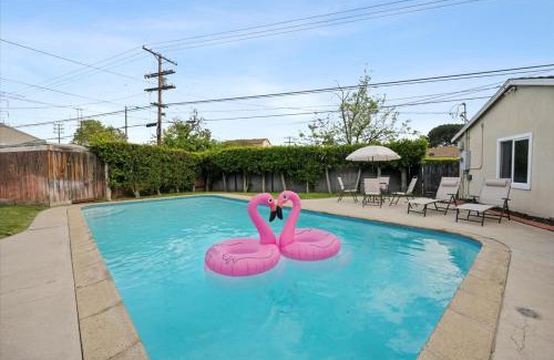 North Hollywood House | Chic Boho Retreat - Pool, Patio, Mini Golf & Arcade, Mins from Universal Studios!