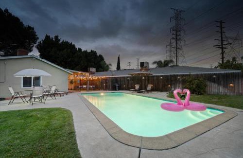 North Hollywood House | Chic Boho Retreat - Pool, Patio, Mini Golf & Arcade, Mins from Universal Studios!