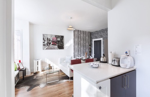 Parkdale Apartment | Chic Boutique Stylish Open concept 1 BR Suite w/Balcony Downtown Toronto