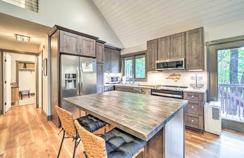 Brevard Cabin | Chic Brevard Cabin - Nature, Trails, & Water!