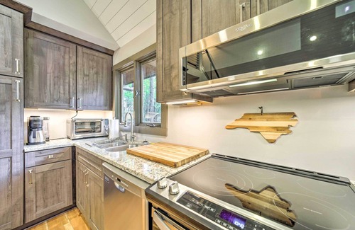 Brevard Cabin | Chic Brevard Cabin - Nature, Trails, & Water!
