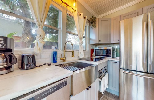 Sailboat Bend House | Chic bungalow in Historic District, near Los Olas & downtown - dog-friendly