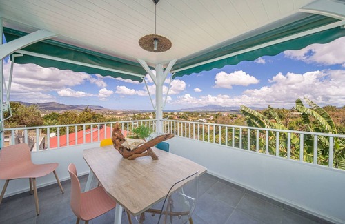 Riviere-Salee House | Chic Bungalow: Sea & Mountain View (Blue)