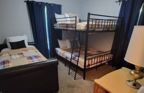 Frayser House | Chic Cabin-liked Home sleeps up to 14