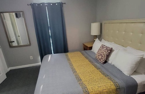 Frayser House | Chic Cabin-liked Home sleeps up to 14