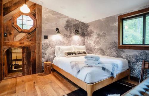 Lanesville House | Chic Catskills Cabin with Hot Tub and Fire Pit