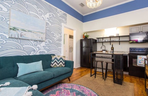 Old East Hill House | Chic & Central <10 to beach- Bubbles & WFH Ready!