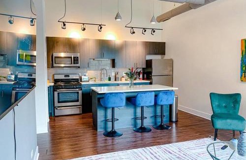 Near South Side Apartment | Chic & Central 420-Friendly 3BR Oasis with Optional Parking Near UIC, Roosevelt Station & Chicago's Top Attractions