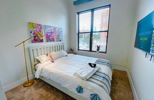 Near South Side Apartment | Chic & Central 420-Friendly 3BR Oasis with Optional Parking Near UIC, Roosevelt Station & Chicago's Top Attractions