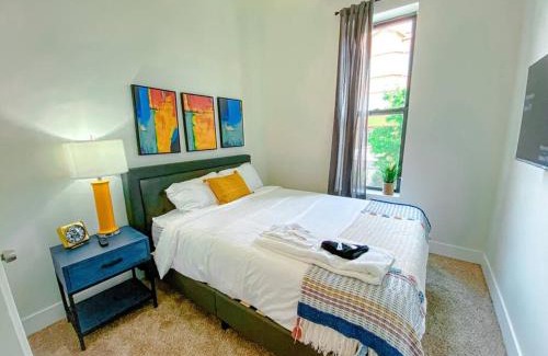 Near South Side Apartment | Chic & Central 420-Friendly 3BR Oasis with Optional Parking Near UIC, Roosevelt Station & Chicago's Top Attractions