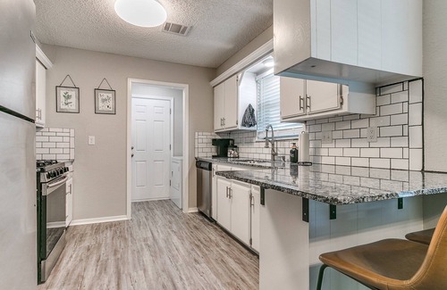Norman House | Chic Chalet - Charming 3-bedroom house in Norman with AC, WiFi. Enjoy your stay