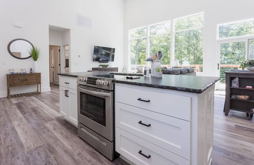 Bella Vista House | Chic Chalet with Hot Tub Steps from Back 40 Trails