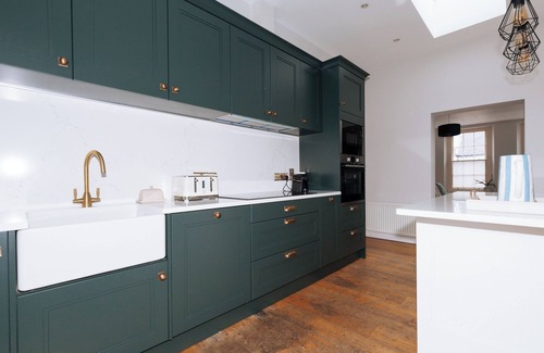Ringsend Apartment | Chic & Characteristic 2BD House - Irishtown