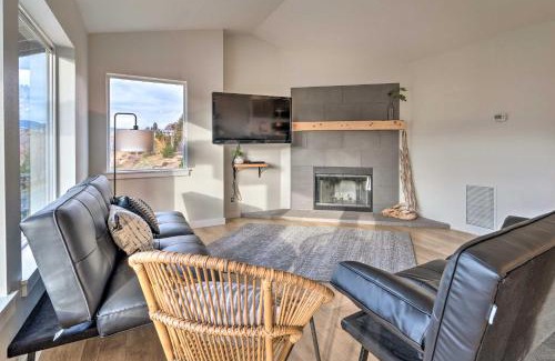 Chelan Apartment | Chic Chelan Condo with Balcony, Walk to Lake and Dtwn!