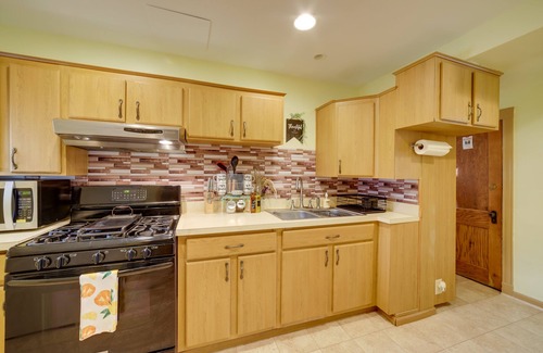 Woodlawn House | Chic Chicago Abode: Steps from Magnificent Mile!