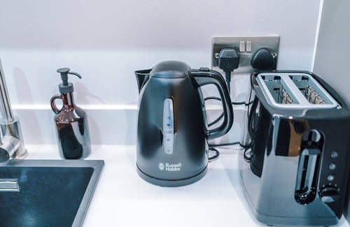 Leeds Apartment | Chic City Centre Terrace 2 Bedrooms *NEW* with Parking