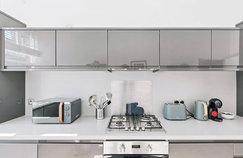 Finsbury Apartment | Chic City Escape | 2-Bedroom Flat with Lift | Heart of London