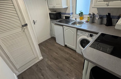 Wigston Apartment | Chic City Stay for 3 + Complimentary Parkingn