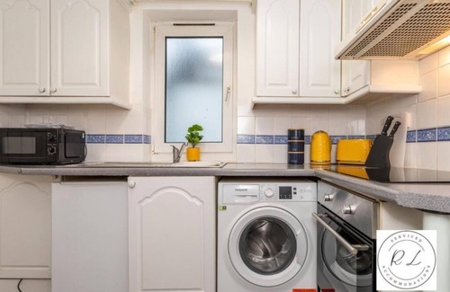 Wigston Apartment | Chic City Stay for 3 + Complimentary Parkingn