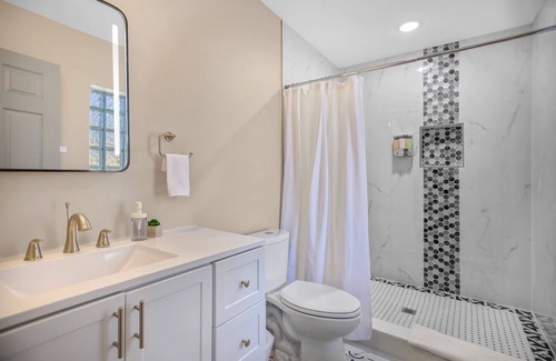 Murray Hill House | ~Chic Clean Cabin Sleeps 10 Arcade & Wine Bar~