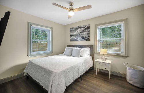 Murray Hill House | ~Chic Clean Cabin Sleeps 10 Arcade & Wine Bar~