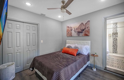 Murray Hill House | ~Chic Clean Cabin Sleeps 10 Arcade & Wine Bar~
