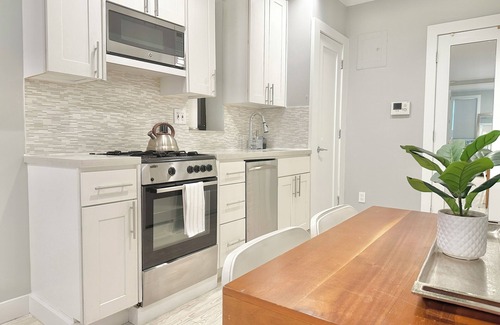 Chelsea Apartment | Chic Clean Renovated 1-bedroom Home with fast WiFi, laundry room in NYC