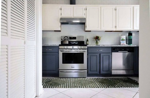 Montgomery House | Chic Cloverdale Park:Walk to El Rey, Capri & Park!