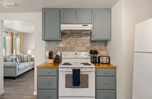 Brunswick House | Chic Coastal Cottage | 2 Bed, 1 Bath