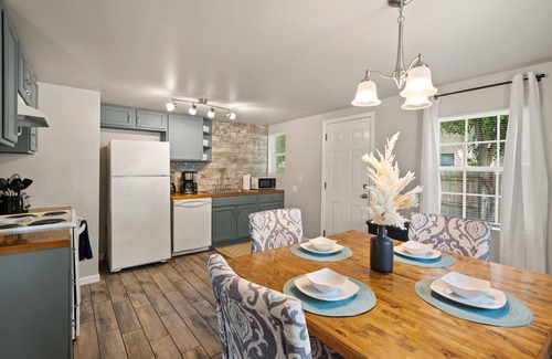 Brunswick House | Chic Coastal Cottage | 2 Bed, 1 Bath
