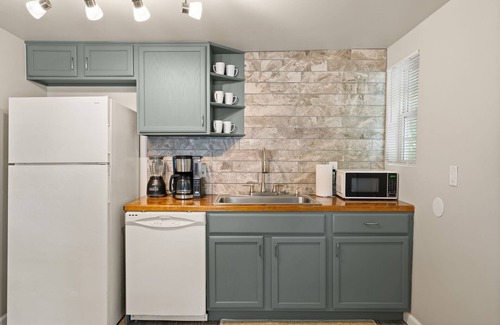 Brunswick House | Chic Coastal Cottage | 2 Bed, 1 Bath