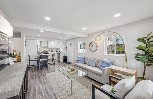 Solana Beach Condo | Chic Coastal Home w/Yard in Prime Location – Walk to Beach, Shops. Pet-Friendly