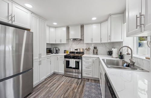 Solana Beach Condo | Chic Coastal Home w/Yard in Prime Location – Walk to Beach, Shops. Pet-Friendly