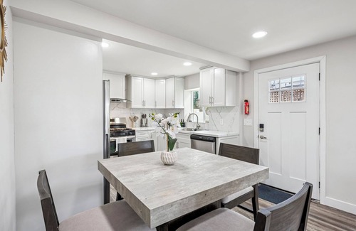 Solana Beach Condo | Chic Coastal Home w/Yard in Prime Location – Walk to Beach, Shops. Pet-Friendly
